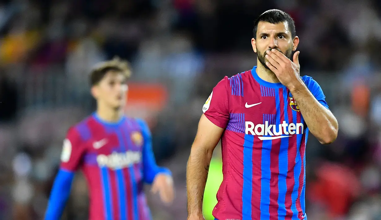 Pada awal musim 2021/2022 ia memutuskan bergabung dengan Barcelona untuk bermain bareng sobat karibnya di Timnas Argentina, Lionel Messi. Ketika akhirnya La Pulga justru hengkang ke PSG, ia tak lagi bersemangat dan bergairah di Barcelona. (AFP/Pau Barrena)