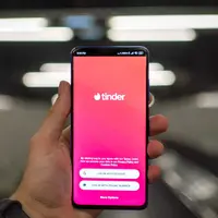 Kerjasama gedung putih dan aplikasi kencan online dimaksudkan untuk menarik kaum muda yang enggan disuntik vaksin Covid-19. (Foto: Unsplash.com/Mika Baumeister).