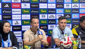 Jean-Paul van Gastel dan Jop van der Avert memberikan keterangan pers. (Bola.com/Ana Dewi)