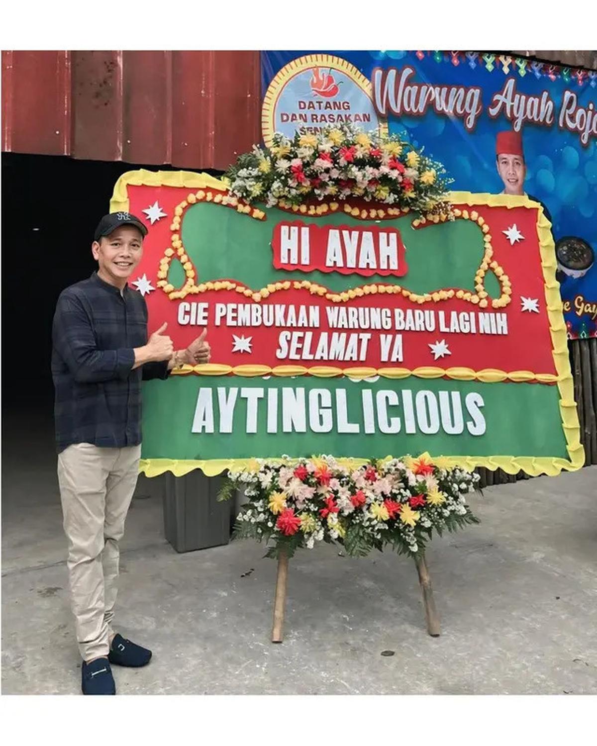 6 Potret Ayu Ting Ting di Pembukaan Cabang Warung Makan Ayah Ojak, Beri Dukungan