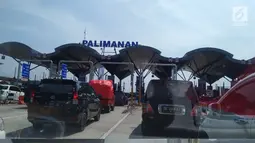 Sejumlah mobil mengantre untuk melintasi gerbang Tol Palimanan saat mudik natal, Jawa Barat, Sabtu (23/12). Pada gerbang tol ini, petugas tol mengaktifkan 10 loket untuk pembayaran tunai dan elektronik. (Liputan6.com/ Gabriel Abdi Susanto)