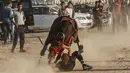 Seorang joki terjatuh saat mengikuti balap kuda di Rafah, Jalur Gaza, Palestina, Selasa (10/9/2019). Balapan kuda tradisional Palestina tersebut digelar di bekas lokasi bandara Jalur Gaza yang telah hancur. (AFP Photo/Said Khatib)