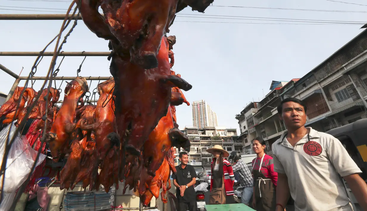 Babi panggang untuk perayaan Tahun Baru Imlek dijual di Phnom Penh, Kamboja, Jumat (24/1/2020). Hidangan babi dipercaya dapat membawa keberuntungan karena diibaratkan seperti kantong yang dapat menampung banyak rezeki. (AP photo/Heng Sinith)
