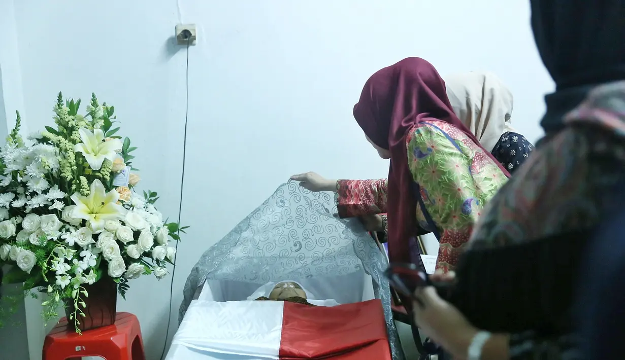 Kabar duka datang dari aktor senior Amoroso Katamsi. Selasa (17/4/2018) dini hari, pemeran Soeharti di film G 30 S PKI meninggal dunia dalam usia 78 tahun. Suasana haru pun terlihat di rumah duka di kediamannya. (Nurwahyunan/Bintang.com)