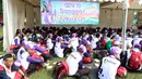 Suasana pada sanggar Jurnalistik yang penuh dengan peserta Raimuna Nasional XI di Bumi Perkemahan Cibubur, Selasa (15/8/2017). Kegiatan ini sebagai bentuk dari pembelajaran jurnalistik olahraga. (Bola.com/Nicklas Hanoatubun)