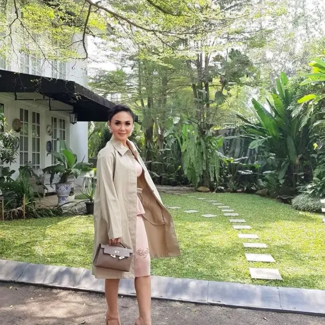 Ada Air Manncur dan Taman Penuh Tanaman di Rumah Yuni Shara