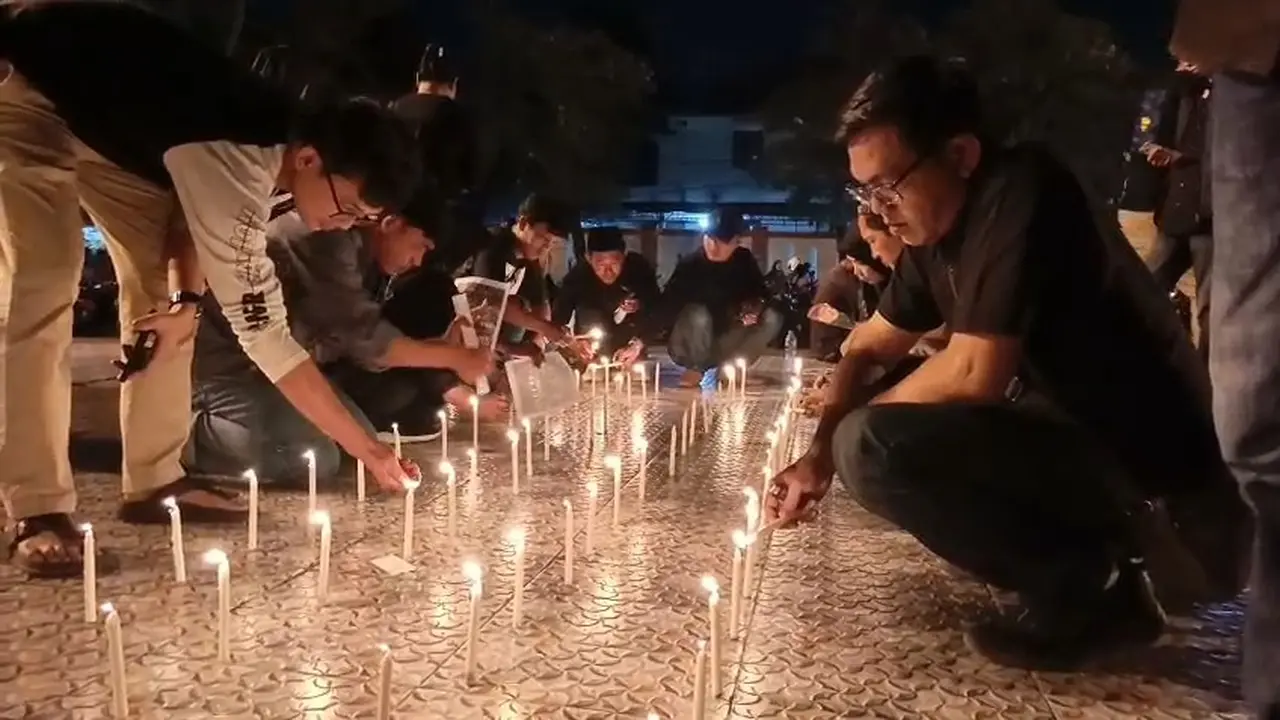 1.000 Lilin di Kalianda, Doa untuk 5 Jurnalis dan 3 Kru Kapal yang Hilang di Selat Sunda
