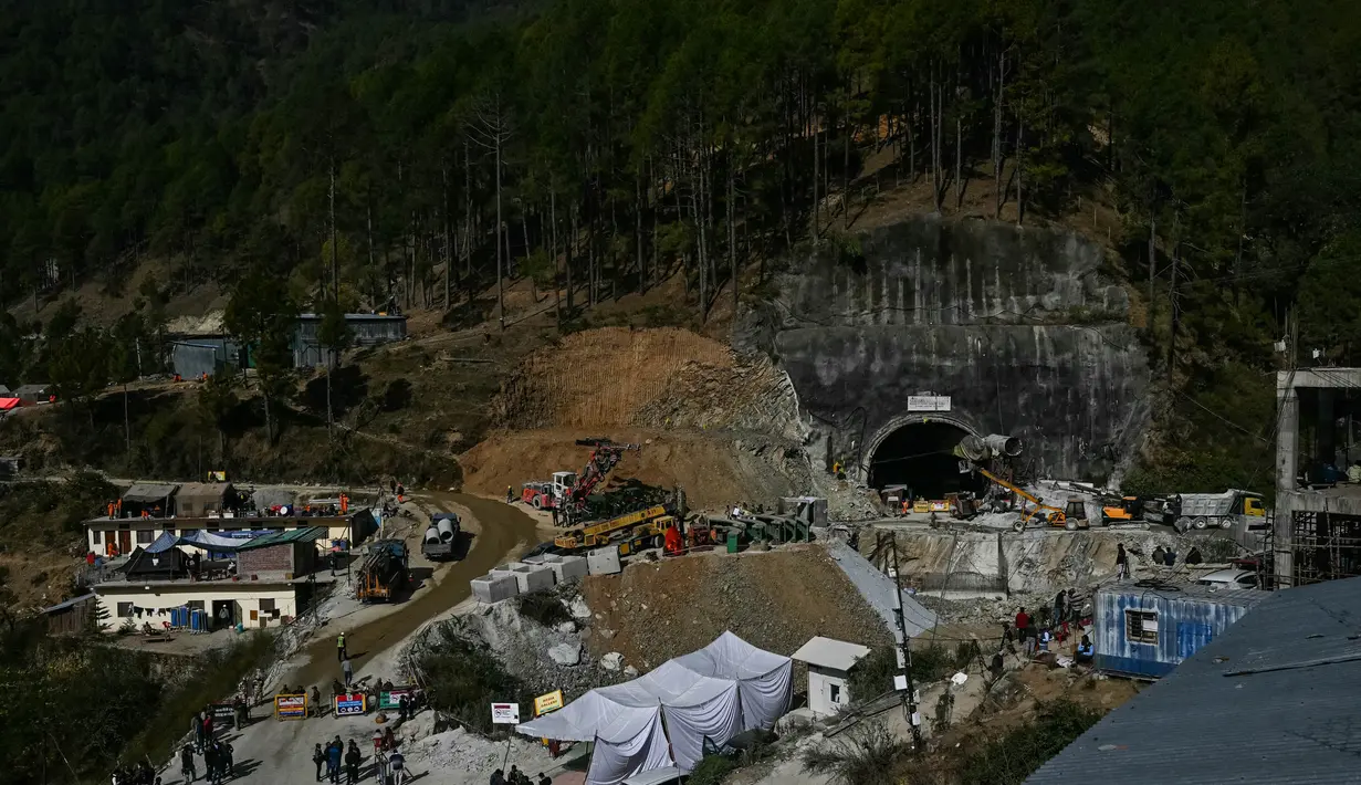 Para petugas penyelamat berusaha untuk menjangkau titik lokasi 41 orang yang terperangkap di dalam Silkyara, beberapa hari setelah tambang tersebut runtuh di distrik Uttarkashi, negara bagian Uttarakhand, India pada tanggal 26 November 2023. (Arun SANKAR/AFP)