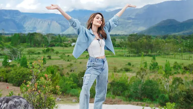 7 Potret Cinta Laura Kunjungi Sekolah Papua, Selalu Jadi Inspirasi