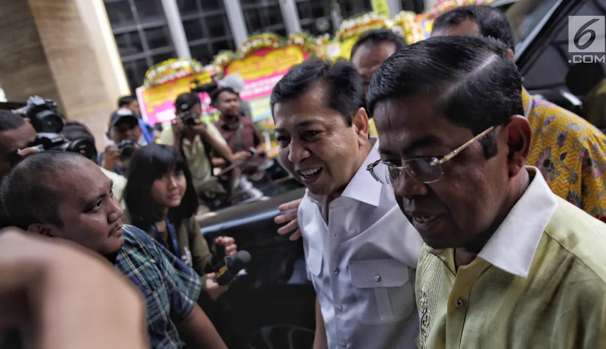 Senyuman Setya Novanto saat tiba untuk menghadiri peresmian pembangunan Gedung Panca Bakti DPP Golkar di Jakarta, Minggu (12/11). Itu adalah kali keduanya, Komisi KPK memperkarakan Ketua DPR RI tersebut dalam kasus e-KTP. (Liputan6.com/Faizal Fanani)