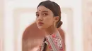 Nadia Soekarno kerap kali berpenampilan seksi dan stylish saat liburan.Salah satunya penampilannya saat dalam balutan pakaian khas India saat mengunjungi Taj Mahal. Jurnalis 24 tahun ini tampak anggun dengan gaya rambut simpel.(Liputan6.com/IG/@nadiasoekarno)