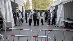 Orang-orang mengantre untuk tes COVID-19 di fasilitas pengujian virus corona di Beijing, China, Sabtu (23/4/2022). Beijing dalam keadaan waspada setelah 10 siswa sekolah menengah dinyatakan positif COVID-19 pada hari Jumat, yang menurut pejabat kota sebagai putaran awal pengujian. (AP Photo/Mark Schiefelbein)