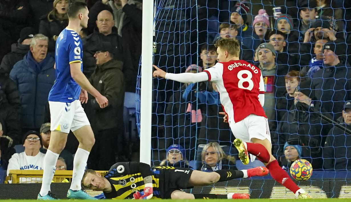 Arsenal malah unggul 1-0 terlebih dahulu di masa injury time babak pertama. Tembakan first time voli Martin Odegaard usai menerima umpan Kieran Tierney gagal diantisipasi kiper Everton, Jordan Pickford. (AP/Jon Super)