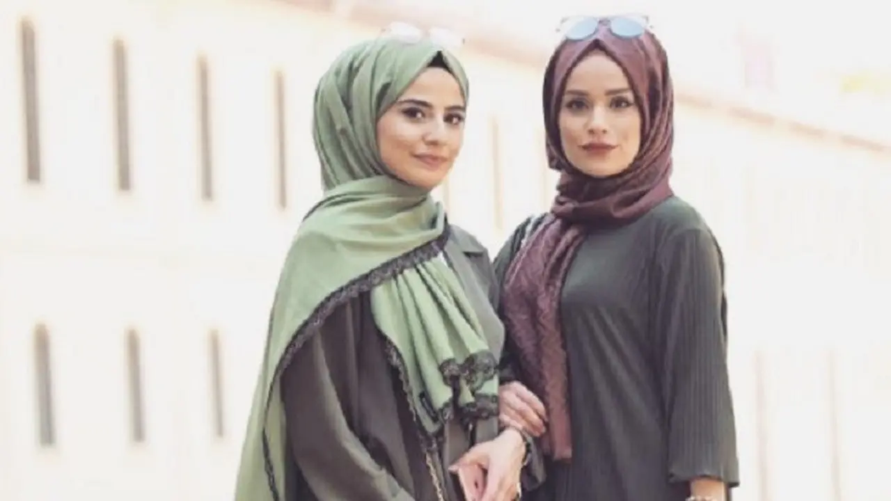Tampil Serasi Bareng Sahabat dengan Busana Monokrom ala Hijaber