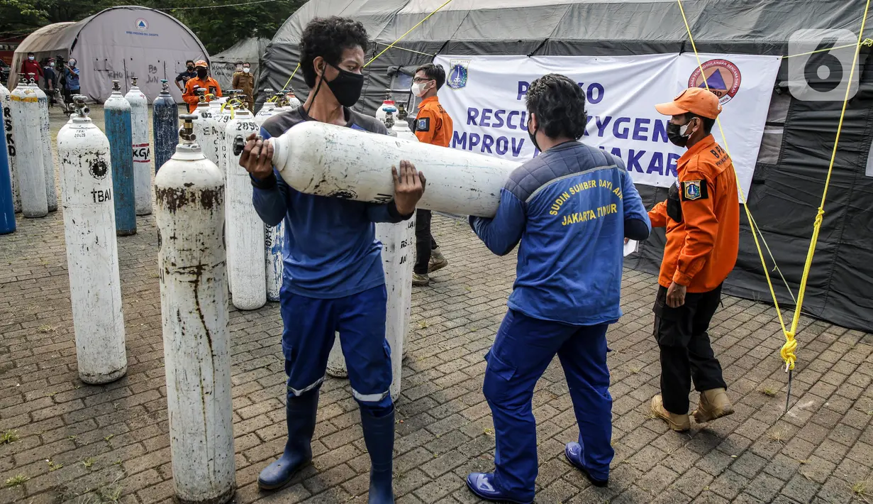 Sejumlah petugas menurunkan tabung oksigen yang akan didistribusikan di Posko Rescue Oxygen, Monas, Jakarta, Senin (5/7/2021). Tabung oksigen yang kosong akan dibawa oleh armada truk dan petugas Pemprov DKI Jakarta ke tempat pengisian di kawasan Cilegon. (Liputan6.com/Faizal Fanani)