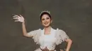 Tissa Biani tampil cantik kenakan kebaya kutubaru berlengan pendek terumpet. Potongan brukat berlapis di pinggang bikin terlihat ramping yang dipadukan dengan kain batik. [@tissabiani]