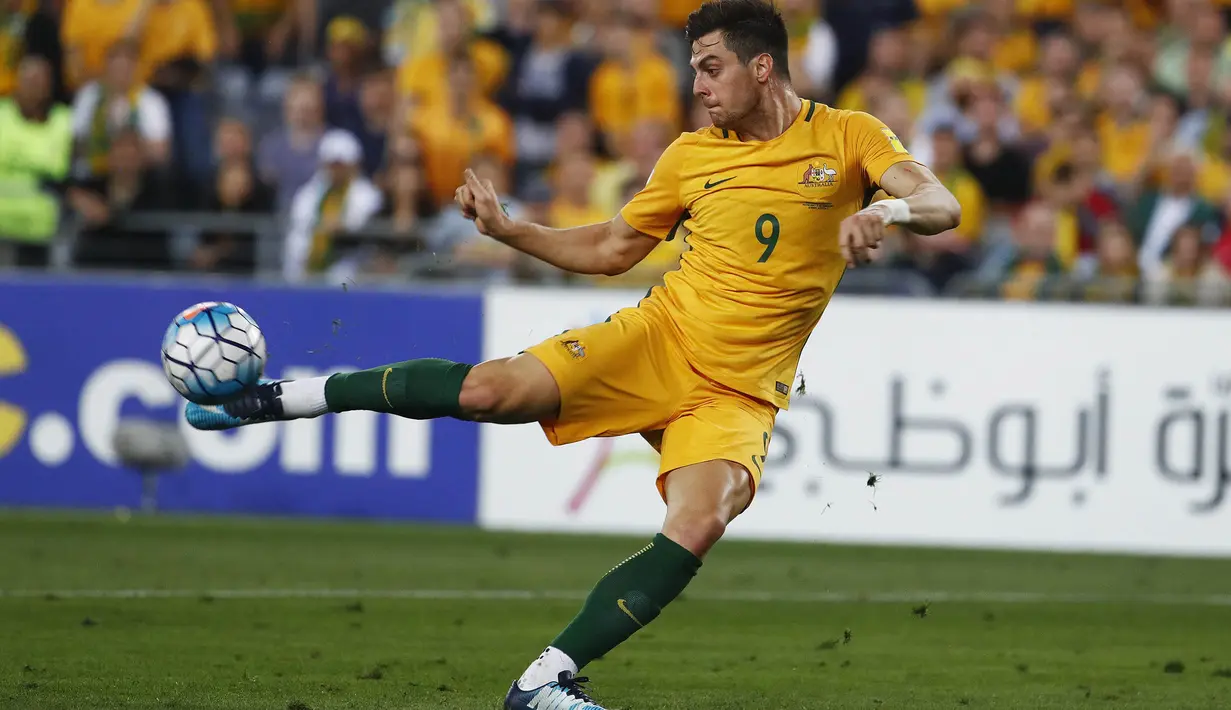 Striker Australia, Tomi Juric, melepaskan tendangan ke gawang Honduras pada laga leg kedua babak play-off Piala Dunia 2018 di Stadion ANZ, Sydney, Rabu (15/11/2017). Australia menang 3-1 atas Honduras. (AP/Daniel Munoz)