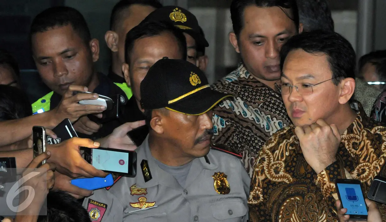 Gubernur DKI Jakarta Basuki Tjahaja Purnama (Ahok) usai menjalani pemeriksaan selama 12 jam di Gedung KPK, Jakarta, Selasa (12/4). Ahok dimintai keterangan terkait kasus dugaan korupsi pengadaan lahan RS Sumber Waras. (Liputan6.com/Helmi Afandi)
