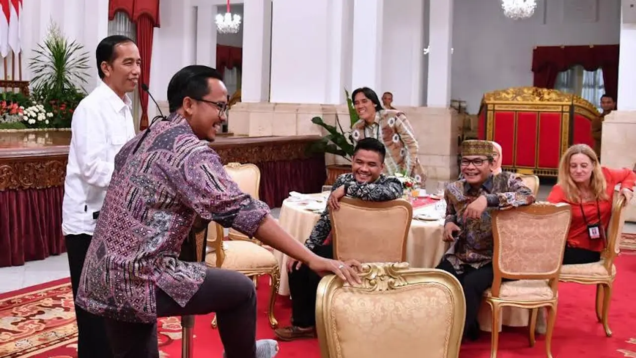 Tantangan Jokowi kepda wartawan tunjukan kaos kaki bolong