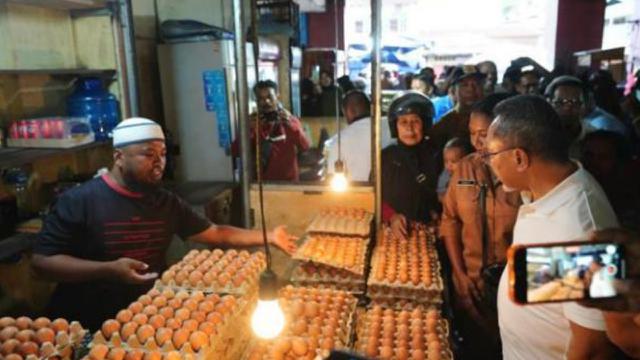 Tinjau Pasar di Jayapura, Mendag Zulkifli Hasan Temukan Harga Bahan Pokok Sudah Stabil