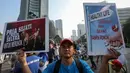 Sejumlah aktivis menggelar aksi peringati Hari Tanpa Tembakau saat CFD di Bundaran HI, Jakarta, Minggu (31/5/2015). Hari Tanpa Tembakau Sedunia diperingati di seluruh dunia setiap tahun pada tanggal 31 Mei. (Liputan6.com/Faizal Fanani)