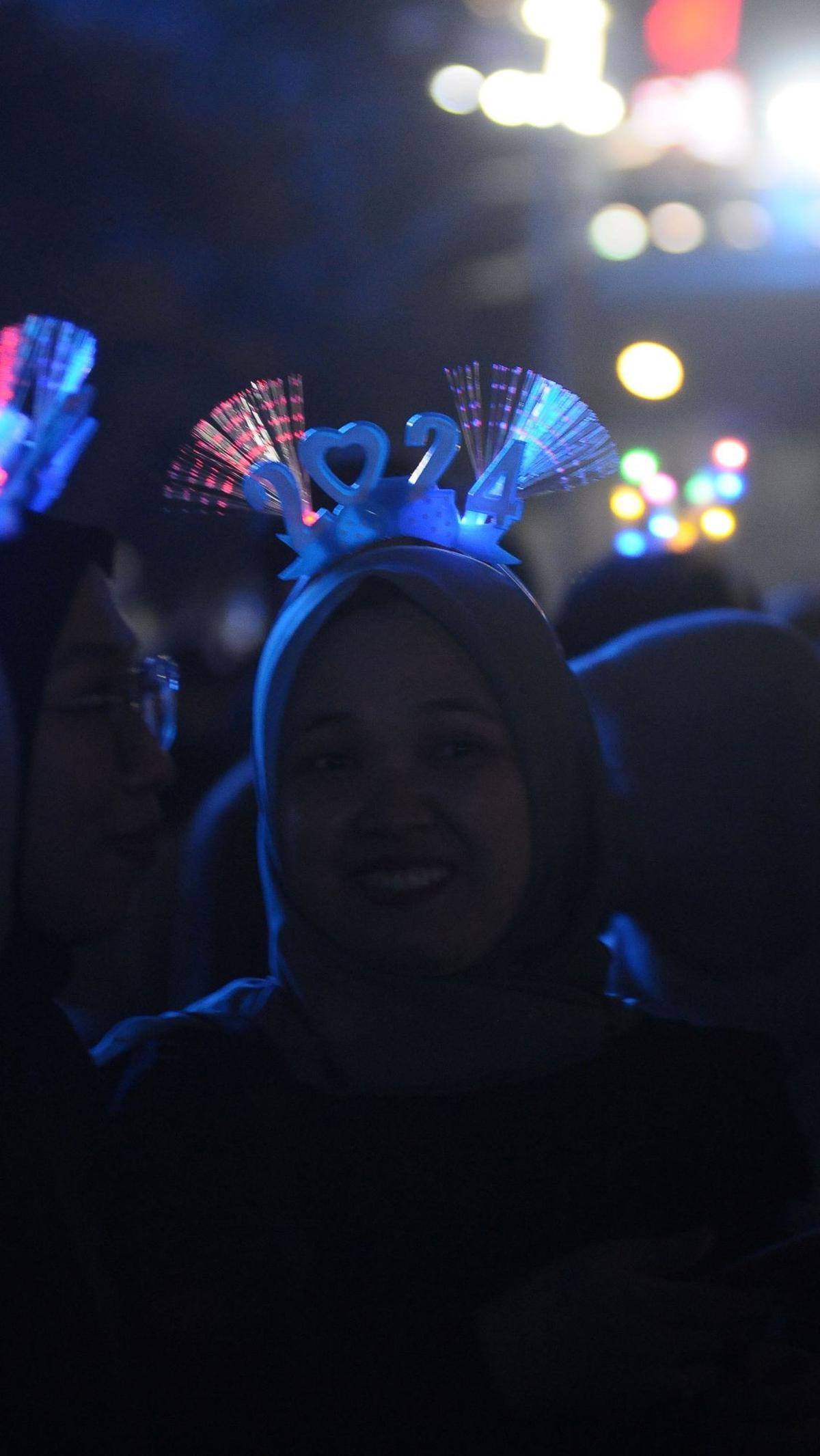 Malam pergantian tahun baru juga diisi dengan panggung hiburan, 500 drone hingga pertunjukan video mapping.