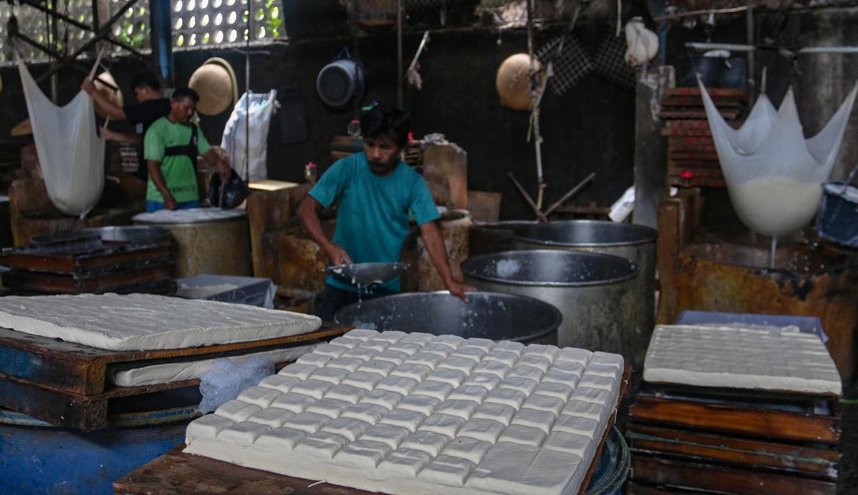 Sejumlah pengrajin menyesuaikan skala produksi agar tetap dapat bertahan. Tampak dalam foto, perajin menyelesaikan pembuatan tahu di Duren Tiga Jakarta Selatan, Selasa 14 April 2026, di tengah kenaikan harga kedelai yang berdampak pada biaya produksi. (merdeka.com/Arie Basuki)