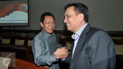 Kepala BIN Sutiyoso (kiri) bersalaman dengan Effendi Simbolon usai rapat kerja dengan Komisi I DPR, Jakarta, Kamis (10/9/2015). Rapat membahas anggaran BIN dan isu-isu aktual intelejen Indonesia. (Liputan6.com/Johan Tallo)
