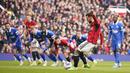 Kapten tim Manchester United, Bruno Fernandes mencetak gol pertama timnya lewat eksekusi penalti ke gawang Everton pada laga pekan ke-28 Premier League 2023/2024 di Old Trafford Stadium, Manchester, Sabtu (9/3/2024). (AP Photo/Dave Thompson)