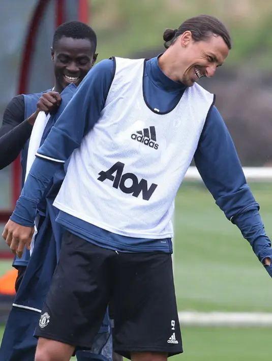 Zlatan Ibrahimovic tertawa saat mengikuti sesi latihan di Carrington, Inggris (28/7). Ibrahimovic rencananya akan turun membela MU pada laga uji coba melawan Galatasaray di Ullevi, Gothenburg, Sabtu (30/7/2016). (Twitter/@ManUtd)