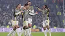 Para pemain Juventus merayakan gol yang dicetak oleh Dusan Vlahovic ke gawang Sassuolo dalam laga Serie A 2023/2024 giornata 20 yang dihelat di Allianz Stadium, Rabu (17/1/2024). (Marco Alpozzi/LaPresse via AP)