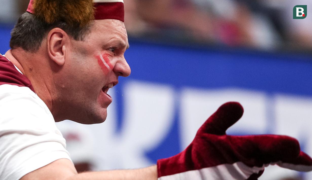 Suporter Latvia memberikan dukungan kepada timnya pada laga Grup L Piala Dunia FIBA 2023 melawan Spanyol di Indonesia Arena, Senayan, Jakarta, Jumat (01/09/2023). Latvia menang dengan skor 74-69. (Bola.com/Bagaskara Lazuardi)