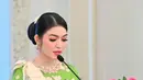 Dalam kesempatan tersebut, Selvi memilih makeup look yang natural namun tetap terlihat berkelas. Berikut beberapa elemen utama dari riasan yang dikenakannya: [@rampainusantara_official].