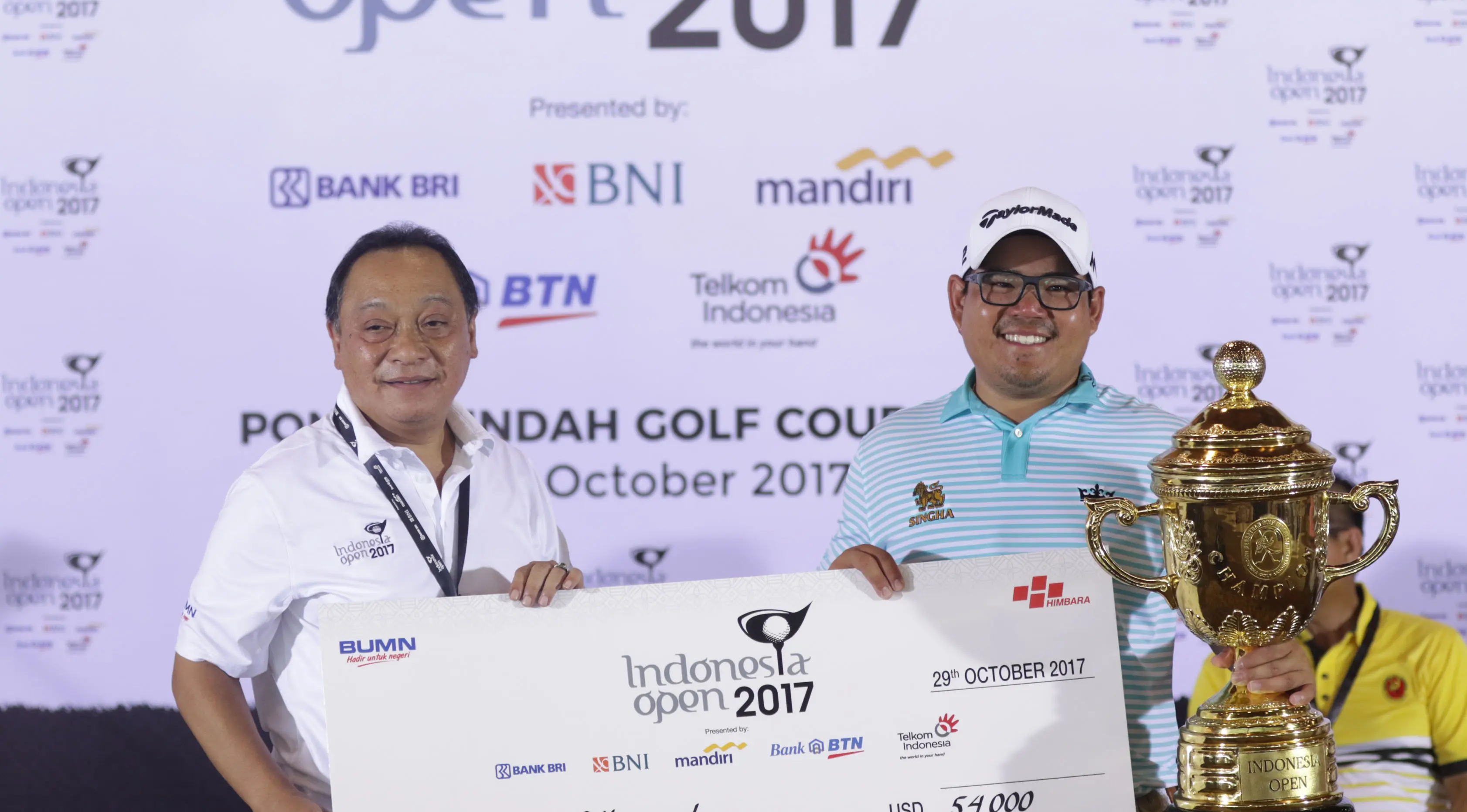 Ketua Umum Himbara Maryono saat penyerahan gelar Indonesia Open Golf Tournament 2017. (Liputan6.com/ Helmi Fithriansyah)