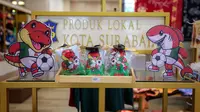 Marchandise yang dijual di SKG Siola tersebut merupakan produk dari 22 Usaha Kecil dan Menengah (UKM) di Kota Pahlawan. (Bola.com/Bagaskara Lazuardi)