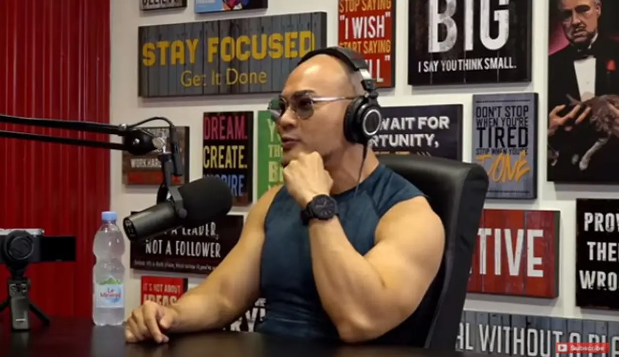 "Ingat menemani anda syuting setiap hari," kata Deddy. "Jemput sekolah," imbuh Agnez. "Gila ya gue jemput lu sekolah," kata Deddy lagi. (Youtube Deddy Corbuzier)