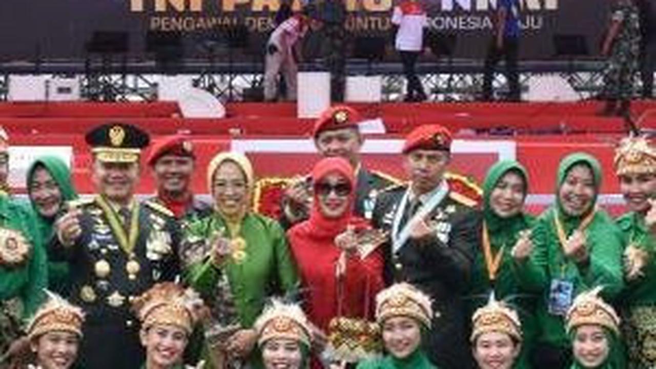 Para Persit juga tak lupa pose bersama Kasad serta Danjen Kopassus Mayjen Deddy Deddy Suryadi. Mereka kompak memberikan lambang cinta atau dikenal Finger heart ke arah kamera.