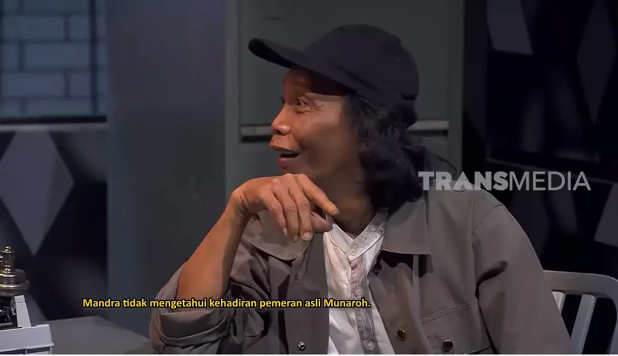 Ekspresi Mandra melihat Maryati Tohir menirukan adegan Mandra dan Munaroh. Mandra tampak kaget melihat kehadiran lawan mainnya yang melambungkan namanya. [Youtube/TRANS7 OFFICIAL]