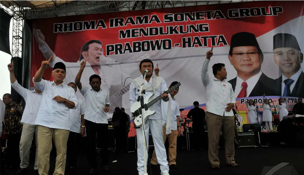 Bersama para pengurus partai Koalisi Merah Putih, Hatta berjoget sambil acungkan jari telunjuk simbol angka satu di Stadion Maulana Yusuf, Banten, Kamis (5/6/2014) (Liputan6.com/Johan Tallo).