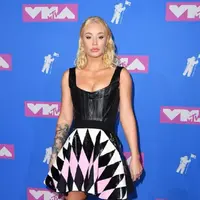 Iggy Azalea di karpet merah VMA 2018. (ANGELA WEISS / AFP)