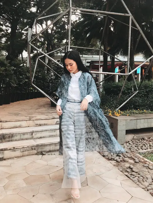 Selain dikenal sebagai artis, Hanggini juga dikenal sebagai YouTuber. Di channel YouTubenya, ia kerap membagikan daily vlog serta bernyanyi. (Liputan6.com/IG/hanggini)