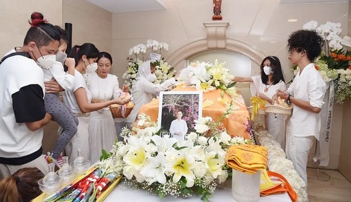 Pengumpulan tulang Reza Gunawan amat mudah dan lancar hingga tiga loyang terisi penuh. Berkaca pada pengalaman, kadang tulang belulang hancur luruh sehingga proses pengumpulan lebih sulit. Siti tak mengenal Reza sebelumnya, tapi dapat merasakan kebaikan hatinya. “Berkali-kali sepanjang prosesi ia ikut menangis haru seakan menangisi keluarga sendiri. Dia merasa Reza berkomunikasi dengannya, mengucapkan terima kasih atas bantuannya,” cuitnya. (Foto: Dok. Instagram @deelestari)