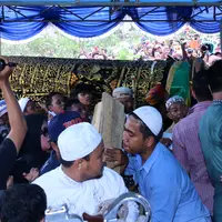Momen ketika jenazah Olga Syahputra mulai memasuki pemakaman, tangisan pun membahana (Foto: Galih W Satria)