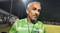 Goran Paulic sebagai asisten pelatih baru Persib Bandung. (Erwin Snaz/Bola.com)