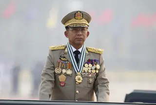 Panglima Tertinggi Myanmar Jenderal Min Aung Hlaing memimpin parade tentara pada Hari Angkatan Bersenjata di Naypyitaw, Myanmar, Sabtu (27/3/2021). Myanmar saat ini sedang dalam kekacauan sejak  para jenderal militer menggulingkan dan menahan pemimpin sipil Aung San Suu Kyi pada Februari. (AP Photo)