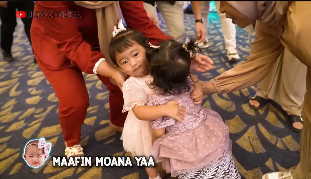 Baby Moana saat diturunkan dari gendongan langsung jalan hingga mencari teman. Tampak, anak selebriti ini menggemaskan dengan pakaian yang dikenakan. Momen baby Moana ketemu teman main. [Youtube/Ricis Official]