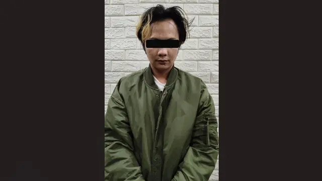 Seorang pemuda bergaya bak koboi. Dia menodong penjaga warung kelontong pakai air softgun dan ditangkap di daerah Cempaka Putih Barat, Jakarta Timur (Jaktim).