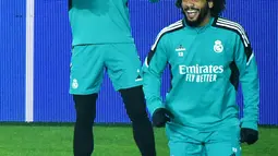 Bek Real Madrid David Alaba dan Marcelo mengambil bagian dalam sesi latihan di Stadion Sheriff di Tiraspol menjelang pertandingan Liga Champions, Selasa (23/11/2021). Real Madrid bakal melawat ke markas FC Sheriff pada laga kelima Liga Champions 2021/22, Kamis dini hari WIB. (Sergei GAPON / AFP)