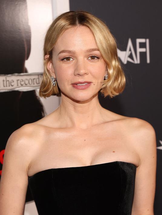 Carey Mulligan berpose saat menghadiri AFI Fest 2022: Red Carpet Premiere “She Said” di TCL Chinese Theatre di Hollywood, California pada 4 November 2022. Korset strapless itu memeluk pinggang rampingnya sementara rok yang terkumpul menyembunyikan kakinya yang ramping. (Jesse Grant/Getty Images for AFI/AFP)