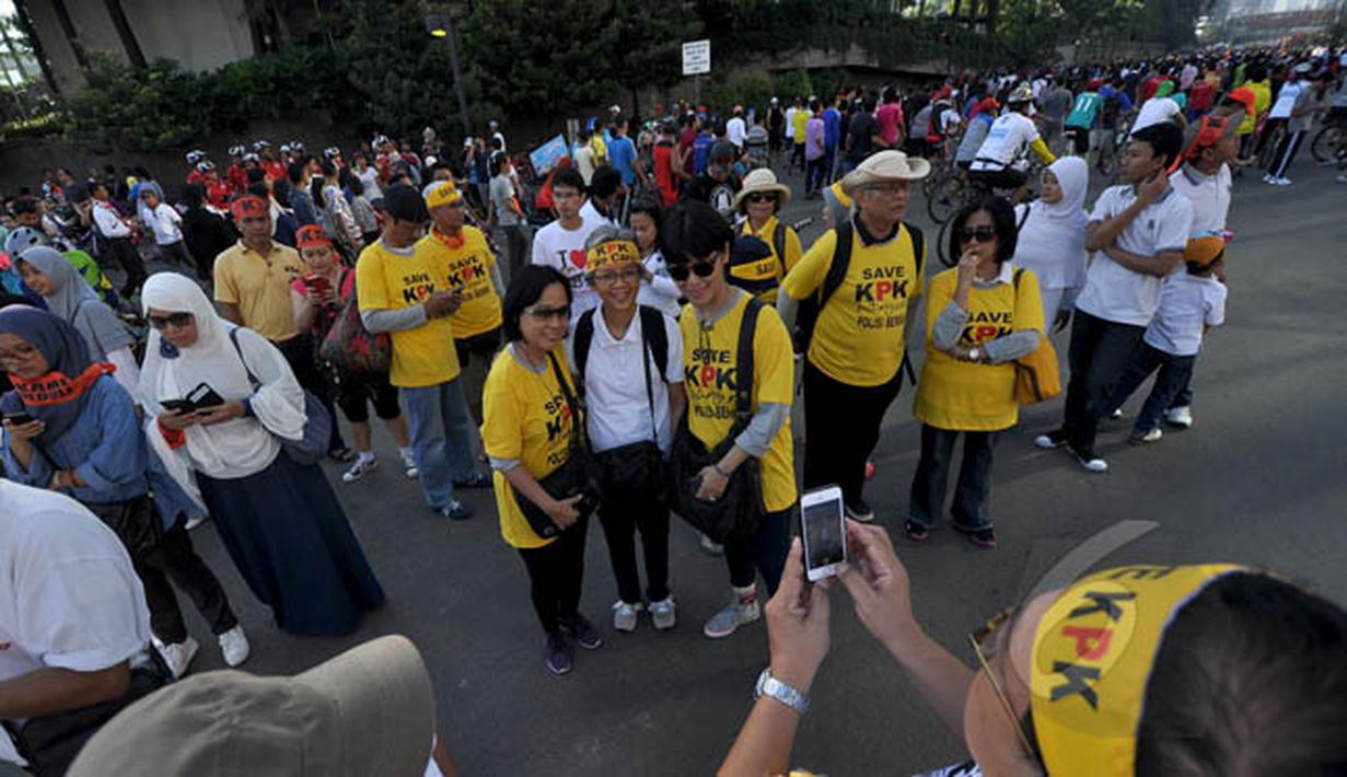 Ratusan massa pendukung perbaikan KPK-Polri berkumpul di Bundaran HI Jakarta, Minggu (22/2/2015). (Liputan6.com/Faizal Fanani)